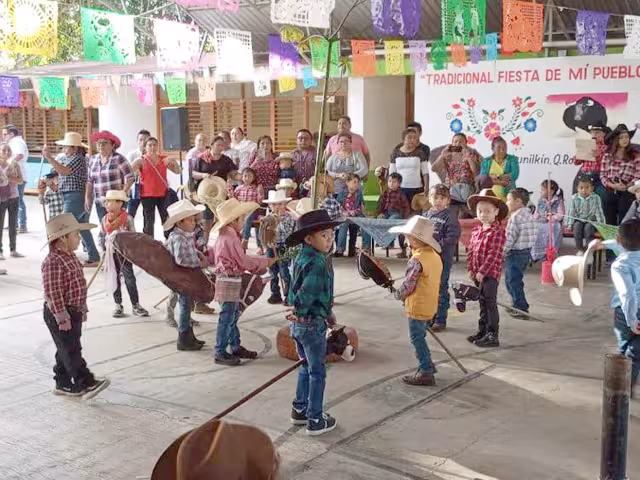 Con actividades que reflejan los usos y costumbres locales, los niños aprenden a valorar las tradiciones