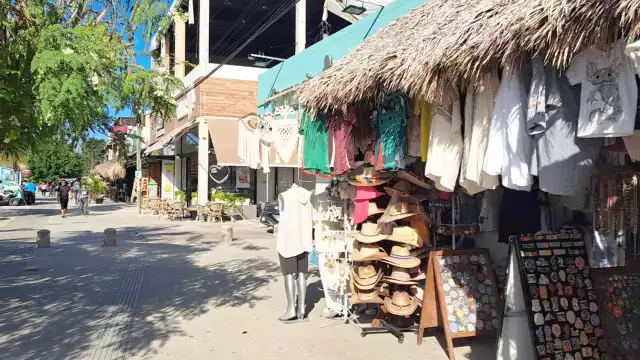 Restaurantes y tiendas no logran sostenerse ante visitantes más exigentes