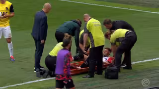 Preocupación por Santi Giménez: Sale lesionado del partido del Feyenoord 