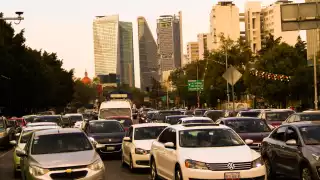 ¿De cuánto es la multa por usar portaplacas en la CDMX y por qué está prohibido?