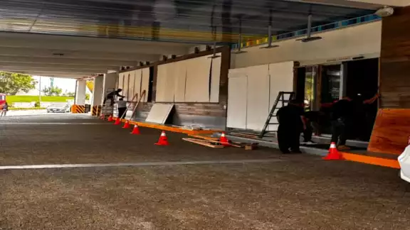 Comerciantes prevén los fuertes vientos y olas. Comerciantes prevén los fuertes vientos y olas.