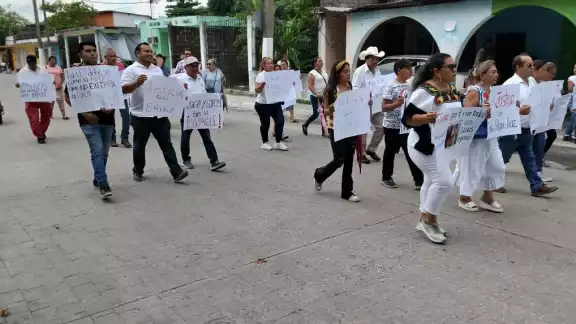Parientes y ciudadanos marchan para exigir que no quede impune la muerte de la joven luego de un accidente Parientes y ciudadanos marchan para exigir que no quede impune la muerte de la joven luego de un accidente