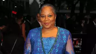 Muere famosa cantante al desplomarse en el escenario