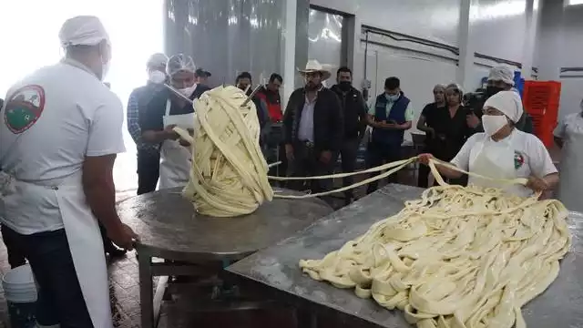 Queseros hidalguenses crean el queso Oaxaca más grande del mundo y rompen récord Guiness