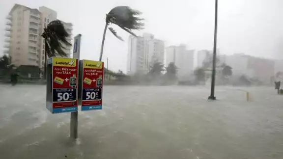 La comunidad quintanarroense vivió momentos de terror sin luz, sin agua y sin comida, con "ahogadas" por las lluvias tras el paso del huracán. La comunidad quintanarroense vivió momentos de terror sin luz, sin agua y sin comida, con "ahogadas" por las lluvias tras el paso del huracán.