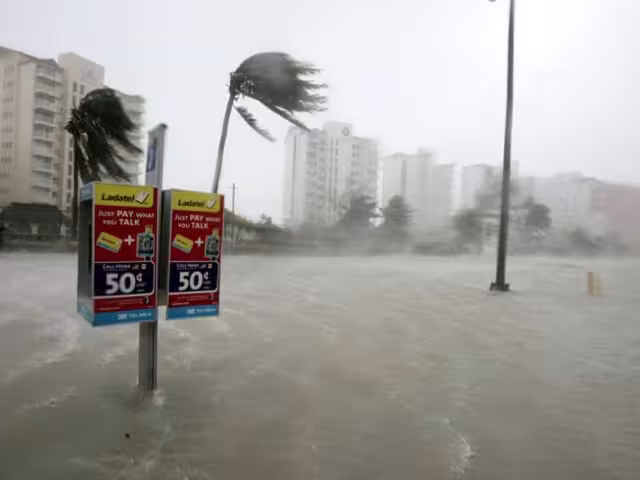 La comunidad quintanarroense vivió momentos de terror sin luz, sin agua y sin comida, con "ahogadas" por las lluvias tras el paso del huracán.