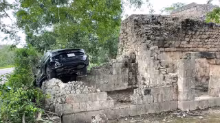 Médico dormita al volante y termina incrustado sobre ruinas arqueológicas de Tohcok, en Hopelchén