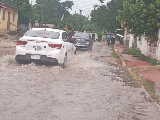 Aunque el nivel del agua alcanzó hasta 15 centímetros; las autoridades aseguraron que sólo registraron un llamado de apoyo, por una alcantarilla abierta