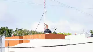 Suceso surrealista en Chetumal: Hombre baja de antena de la CFE después de 24 horas