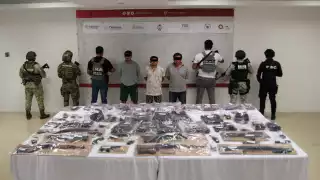 Los detenidos y el arsenal fueron puestos a disposición de las autoridades.