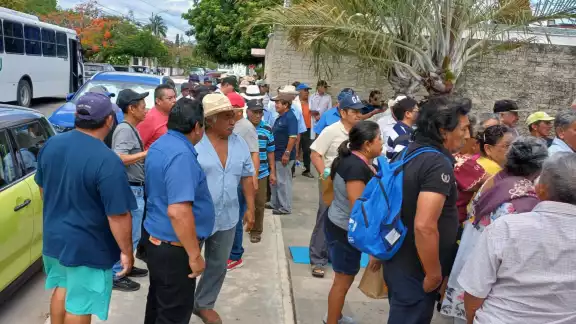 Ejidatarios que piden la renuncia del comisario Casimiro May acudieron al Tribunal Unitario Agrario Ejidatarios que piden la renuncia del comisario Casimiro May acudieron al Tribunal Unitario Agrario