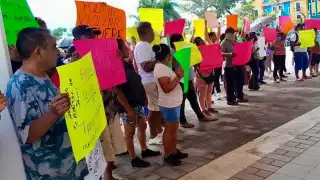 Vecinos de San Judas Tadeo, manifiestan frente al Palacio Municipal de Playa del Carmen
