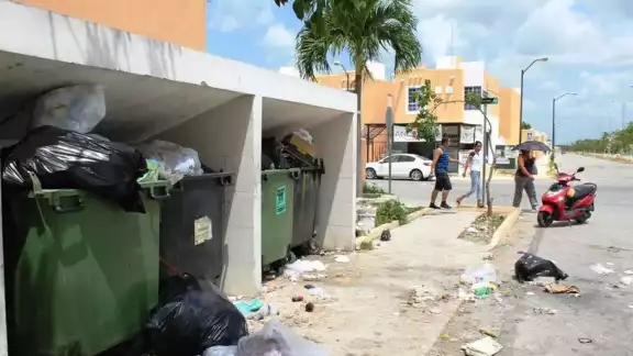 Vecinos han reportado a personas tirar los deshechos
