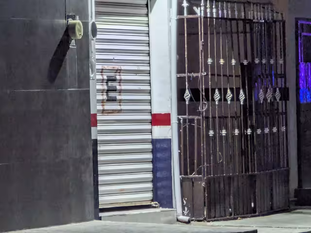 En total se registraron cinco detonaciones que dañaron la cortina del local