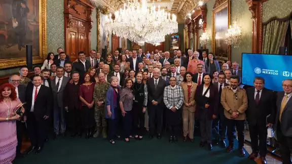 El presidente Andrés Manuel López Obrador y la presidenta electa, Claudia Sheinbaum, se reunieron con gobernadores para evaluar el IMSS Bienestar