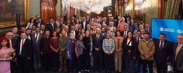 El presidente Andrés Manuel López Obrador y la presidenta electa, Claudia Sheinbaum, se reunieron con gobernadores para evaluar el IMSS Bienestar