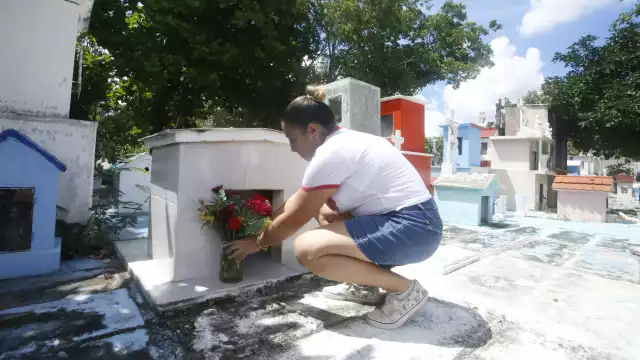 A pesar de que las visitas a los panteones incrementa en estos meses, no significa que durante el resto del año nadie asista a visitar a sus familiares