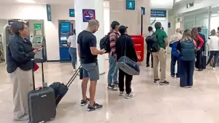 Deportación de turistas colombianos persiste en el aeropuerto de Cancún 