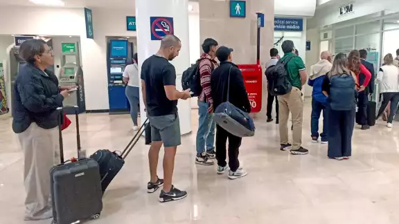 Pese a mostrar sus vuelos de regreso, reservaciones en hoteles de lujo y tours pagados, los aislaron e incomunicaron