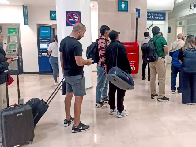 Pese a mostrar sus vuelos de regreso, reservaciones en hoteles de lujo y tours pagados, los aislaron e incomunicaron