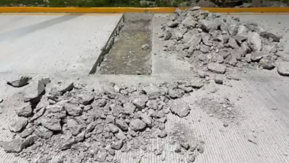 El concreto hidráulico se fracturó por el paso de unidades pesadas y ahora tiene que ser reparado.