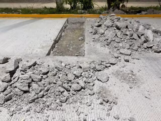 El concreto hidráulico se fracturó por el paso de unidades pesadas y ahora tiene que ser reparado.