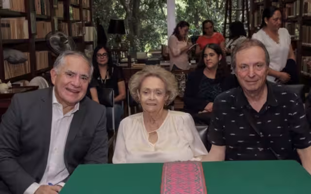 La esposa de El Vate donó 111 expedientes al Instituto Nacional de Antropología e Historia