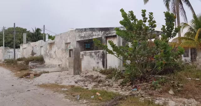 Habitantes expresan su inquietud ante la posibilidad de que casas abandonadas se desmoronen