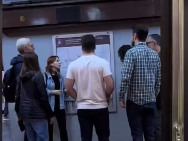 Graban a extranjeros realizando un tour guiado en el Metro de CDMX.