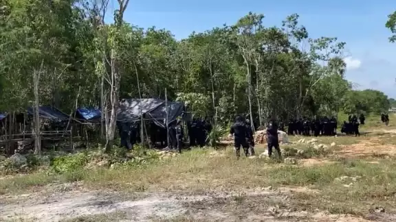 Elementos habían ingresado al lugar para garantizar la seguridad de unos albañiles quienes acudieron a laborar Elementos habían ingresado al lugar para garantizar la seguridad de unos albañiles quienes acudieron a laborar