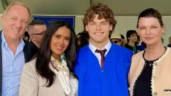Linda Evangelista y Salma Hayek festejan con François-Henri Pinault la graduación de Augustin James Linda Evangelista y Salma Hayek festejan con François-Henri Pinault la graduación de Augustin James