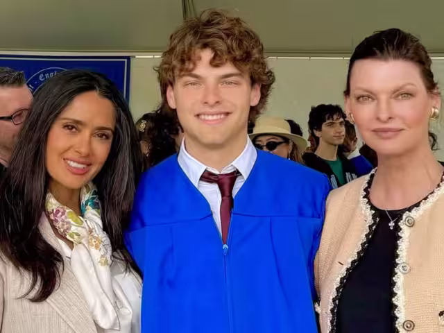 Linda Evangelista y Salma Hayek festejan con François-Henri Pinault la graduación de Augustin James