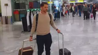 A su salida en el aeropuerto