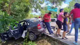 Conductor se sube a banqueta en Seybaplaya y lesiona a dos menores; uno termina con posible fractura