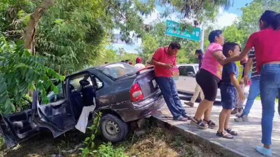 Conductor de Chevy intentó rebasar sin precaución y terminó montado en una banqueta en Seybaplaya. Conductor de Chevy intentó rebasar sin precaución y terminó montado en una banqueta en Seybaplaya.