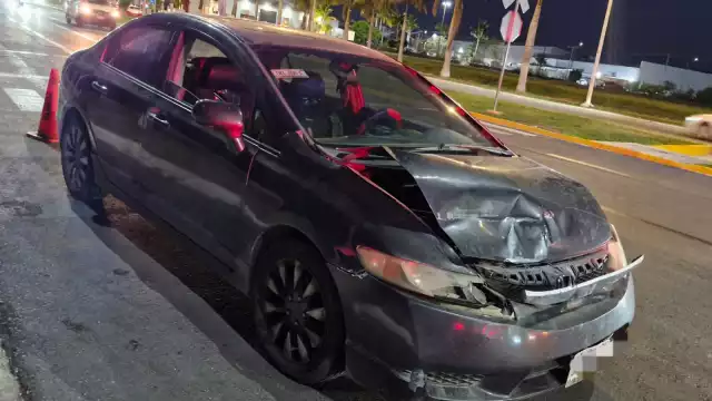 El auto Honda presentó daños considerables en el frente de la carrocería.