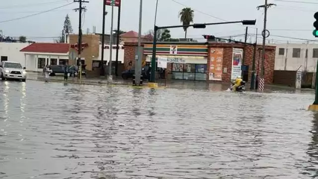 Tras las inundaciones registradas en Tamaulipas, abuelitos salen a la tienda en lancha inflable
