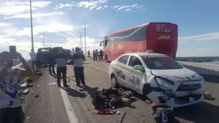Camioneta intenta dar vuelta prohibida y genera aparatoso choque en Atasta 