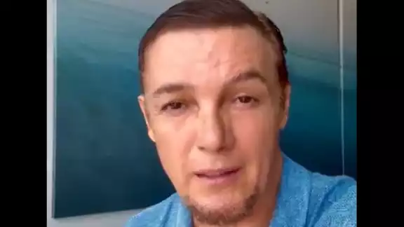 Aarón Beas salió a disculparse a nombre de su hijo Aarón Beas salió a disculparse a nombre de su hijo