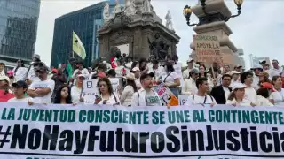 Los jóvenes arribaron a la emblemática columna en Paseo de la Reforma