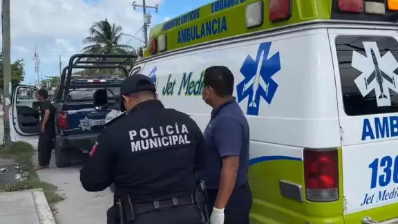 Elementos de la Policía Municipal y paramédicos atendieron el llamado de emergencia. Elementos de la Policía Municipal y paramédicos atendieron el llamado de emergencia.