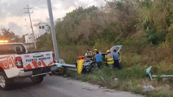 El auto quedó destrozado y el conductor tuvo que ser trasladado.