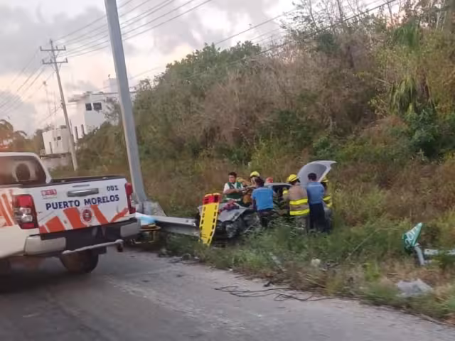 El auto quedó destrozado y el conductor tuvo que ser trasladado.