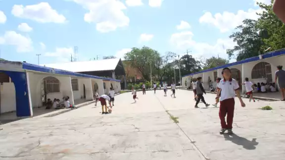 Tras 55 días estudiantes de educación básica comenzaron a llegar a las aulas desde las primeras horas de la mañana Tras 55 días estudiantes de educación básica comenzaron a llegar a las aulas desde las primeras horas de la mañana