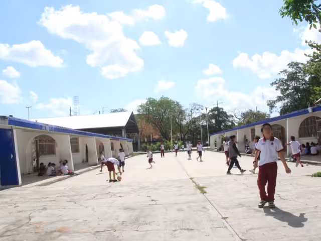 Tras 55 días estudiantes de educación básica comenzaron a llegar a las aulas desde las primeras horas de la mañana