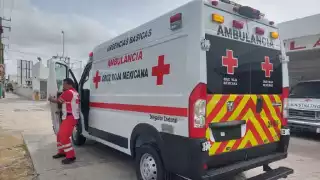 Motociclista sufre terrible caída por bache en el fraccionamiento Caribe de Chetumal