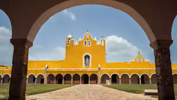 El Pueblo Mágico de Izamal se encuentra envuelto en una rica historia, cultura y tradición El Pueblo Mágico de Izamal se encuentra envuelto en una rica historia, cultura y tradición