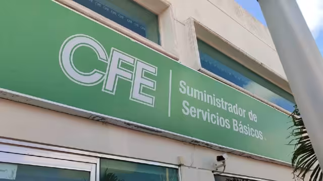 Habitantes de la zona rural de Chetumal arreglan los problemas que la CFE ha omitido.