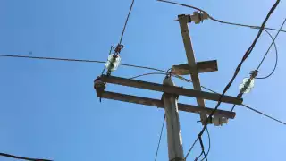 CFE ignora demanda para reparar postes dañados en Xcupil, Hopelchén; tres años sin solución