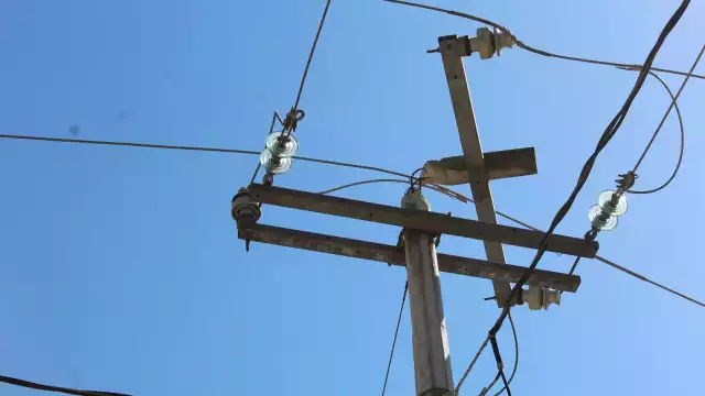 ostes eléctricos en mal estado amenazan seguridad en calles cercanas a casa de salud en Hopelchén